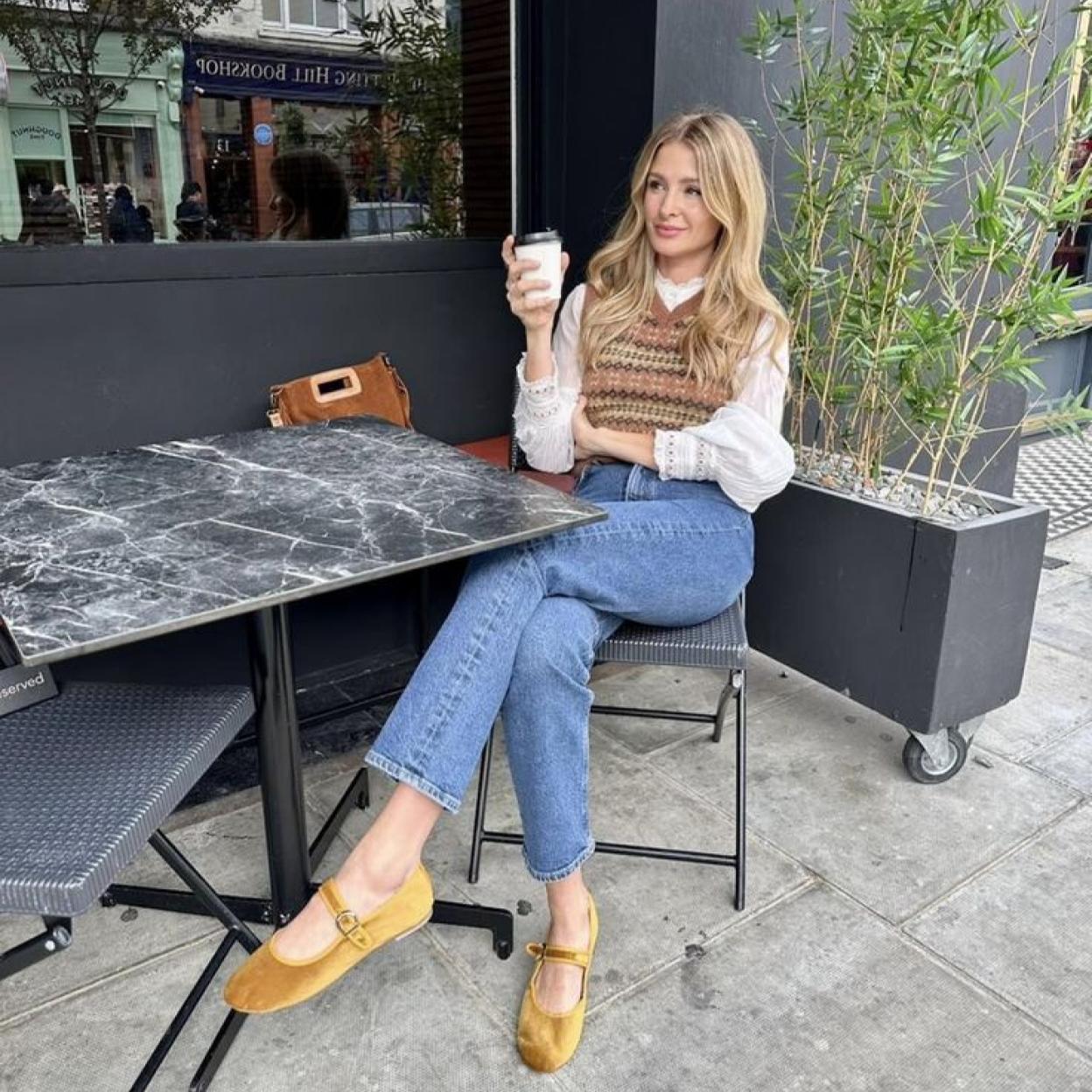 Influencer con merceditas de terciopelo