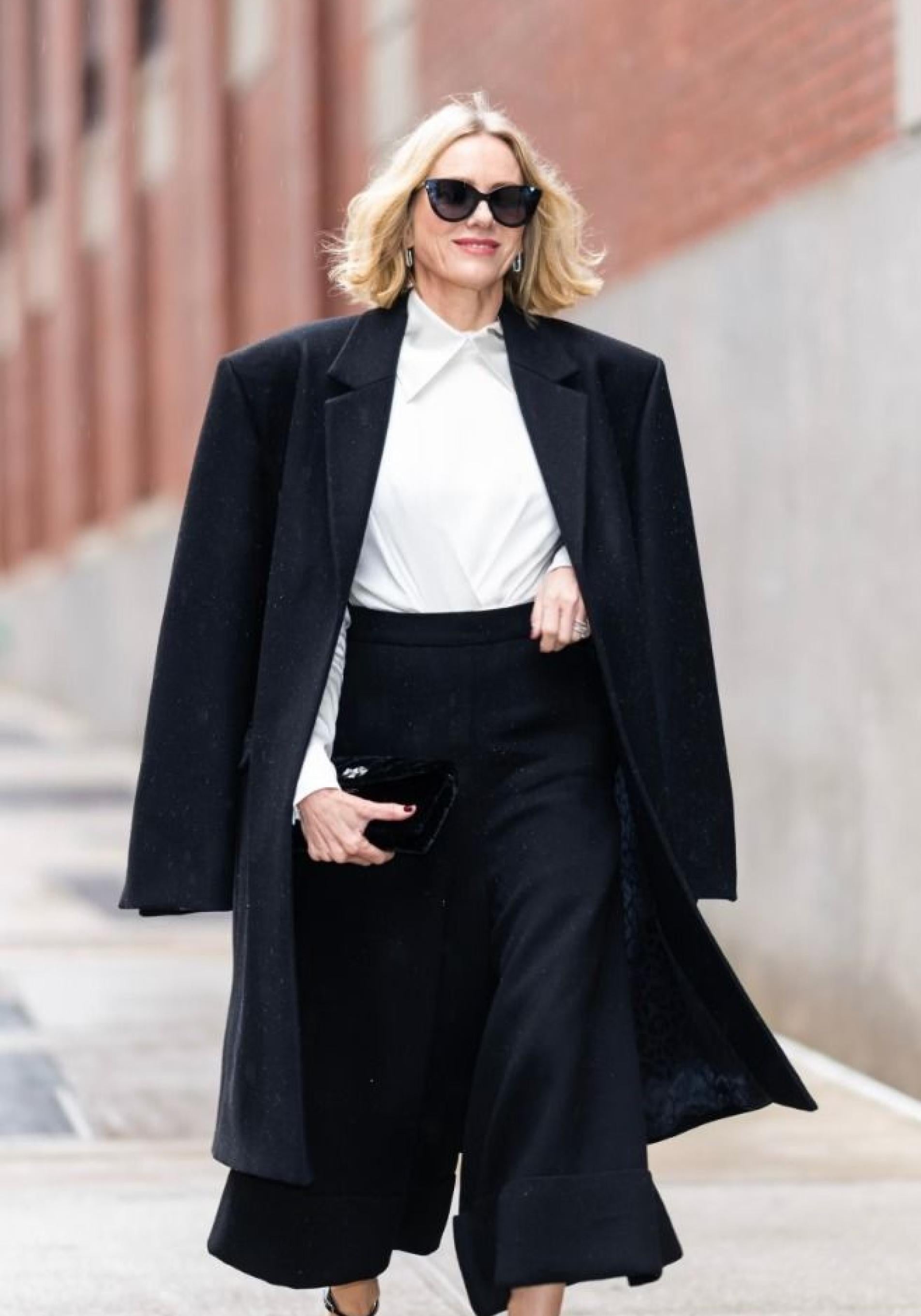 Naomi Watts a los 50 años con pantalones culotte