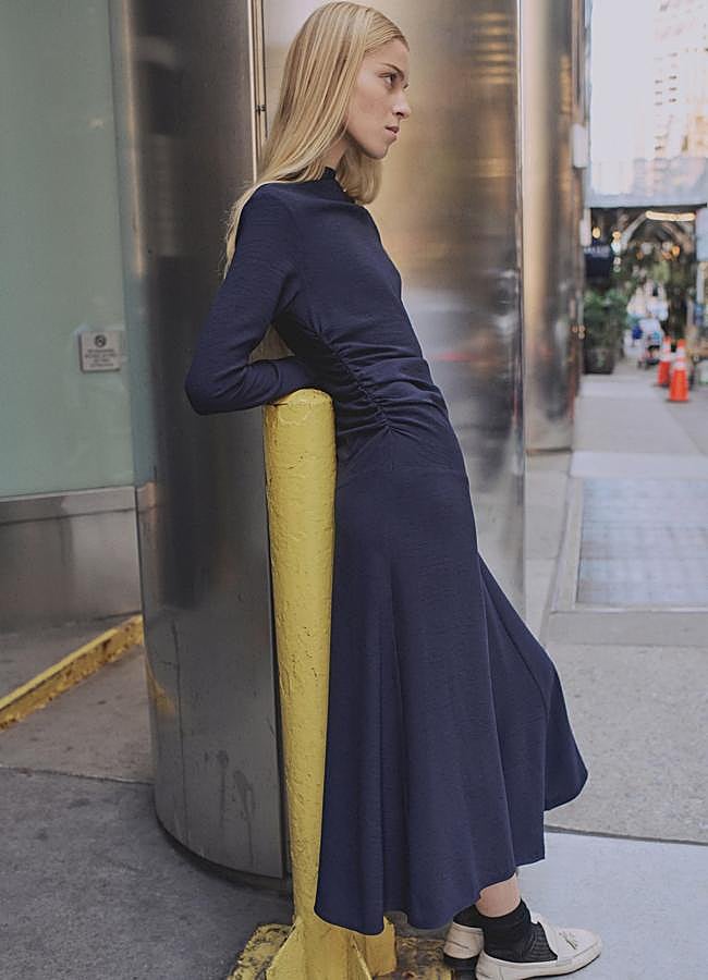 Imagen - Vestido fruncido azul noche de Mango. (49,99 euros).