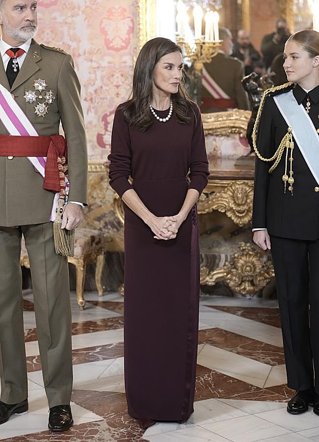 Imagen - El conjunto burdeos de la reina Letizia en la Pascua Militar. Foto: Limited Pictures.