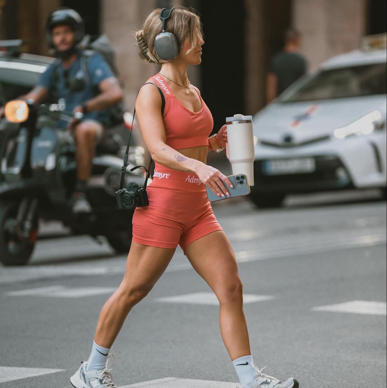 Una influencer con un look de Admyre.