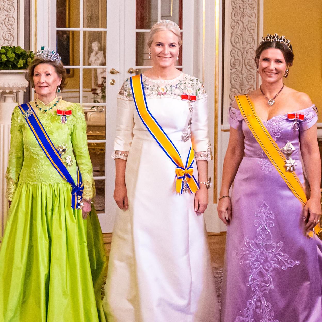 La princesa Mette-Marit junto a la reina Sonia de Noruega y la princesa Marta Luisa . 