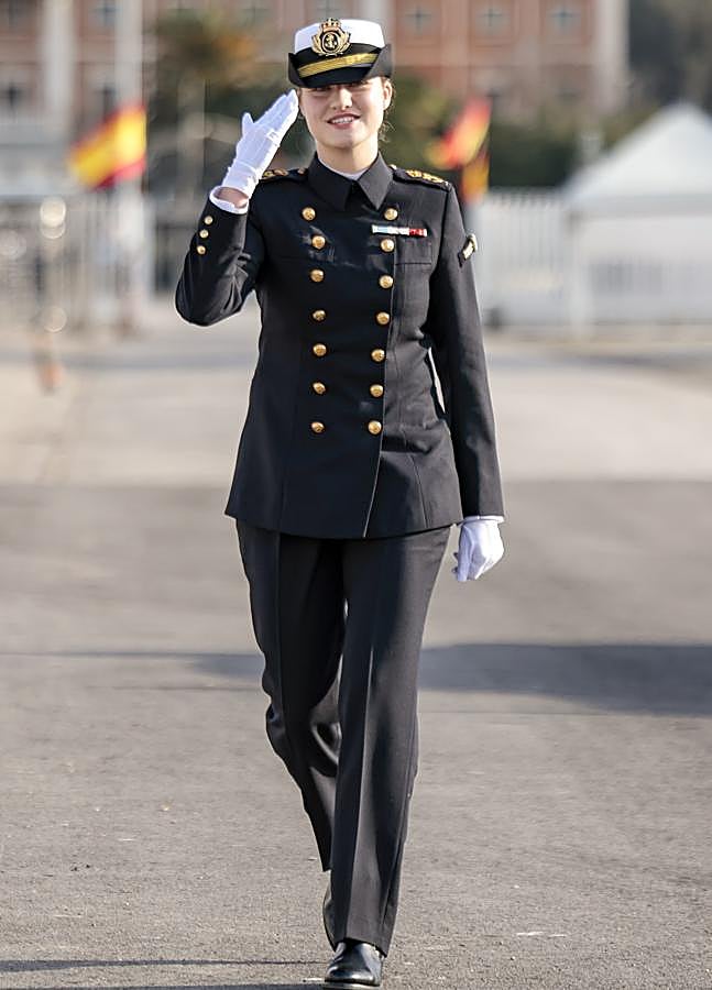 Imagen - Leonor con el uniforme de gala de la escuela Naval, llegando al puerto de Cádiz (GTRES)