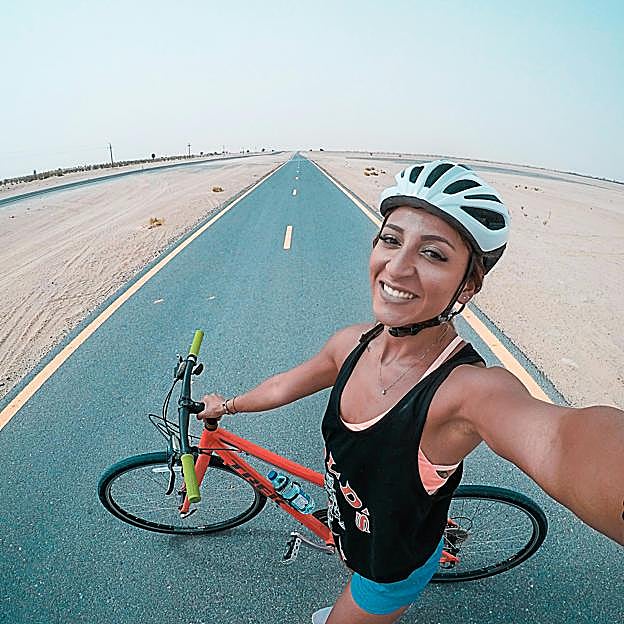 Mujer haciendo ejercicio con bicicleta. 