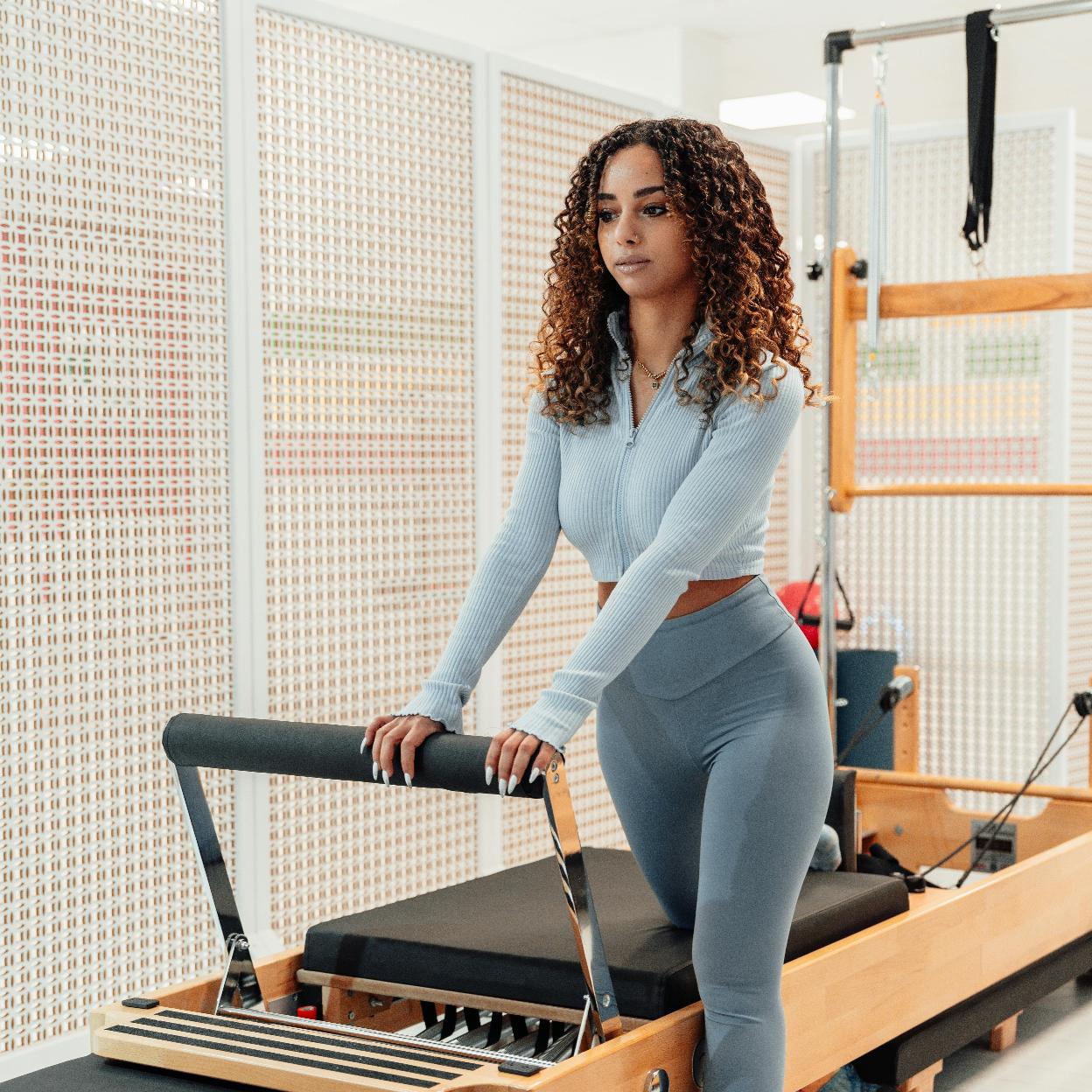 Mujer haciendo ejercicio con máquina. 