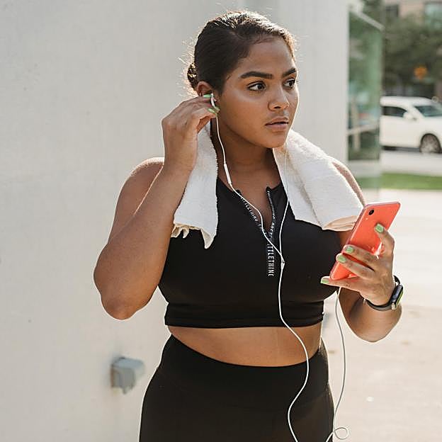 Mujer haciendo ejercicio al aire libre. 