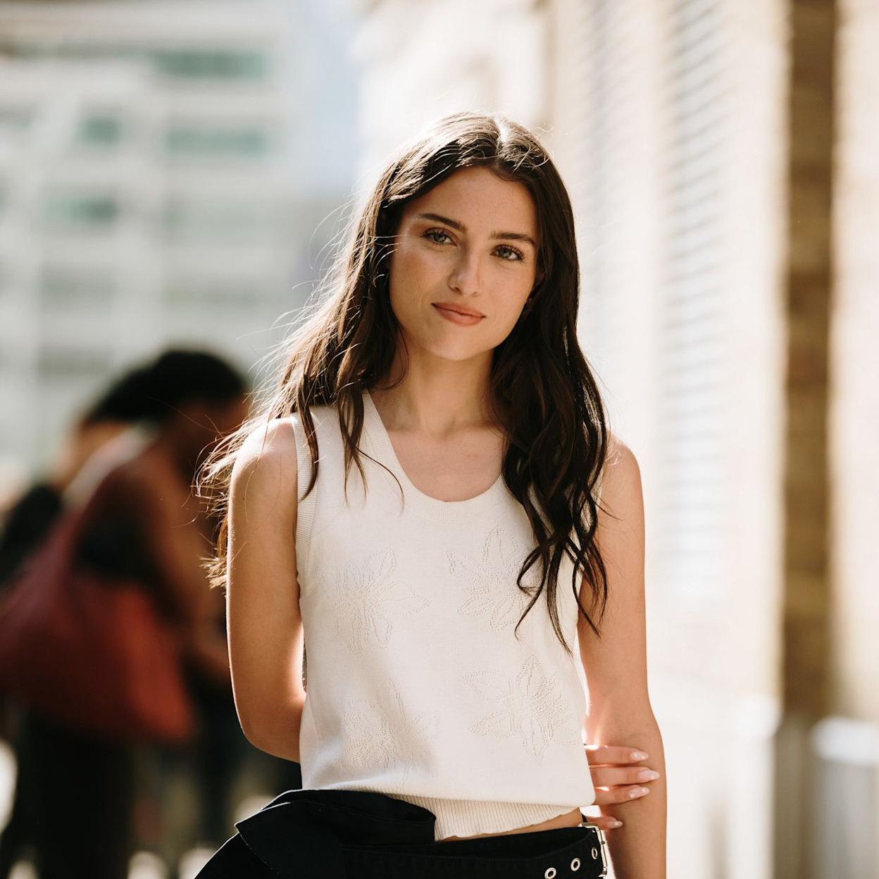 Modelo con pelo suave y brillante