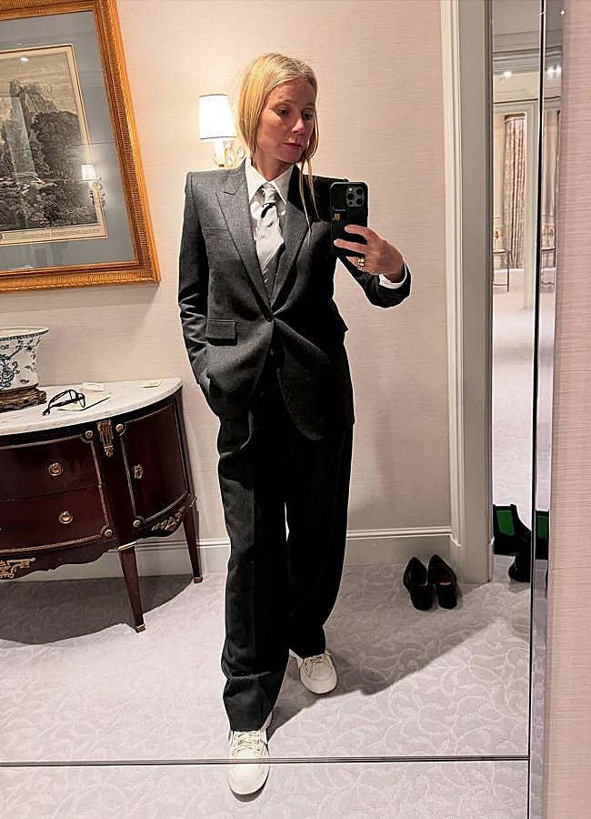 Imagen - Gwyneth Paltrow con traje gris y corbata. Foto: @gwynethpaltrow
