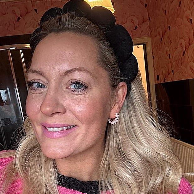 Sophie McGown con los pendientes Catherine en honor de la princesa de Gales. 