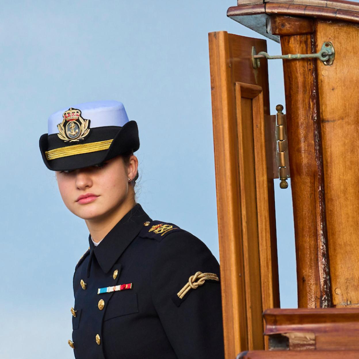 La princesa Leonor, con un gesto serio mientras inspecciona por primera vez las instalaciones del buque escuela Juan Sebastián Elcano, en el que vivirá los próximos seis meses. 