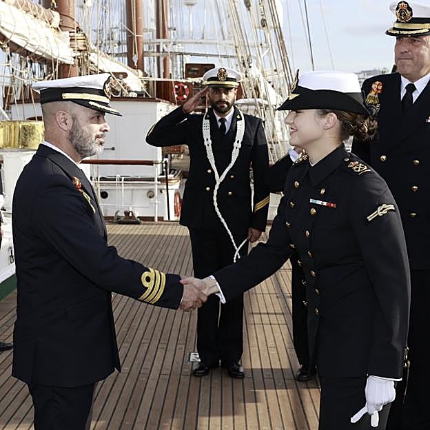 Leonor fue la primera guardamarina que subió a bordo de Elcano, para saludar a los mandos e inspeccionar el buque. 