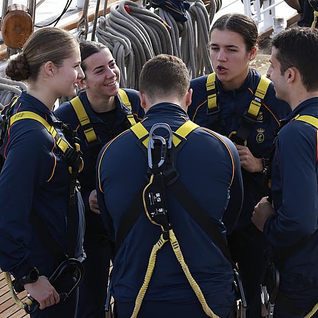 Leonor charla con sus compañeros de travesía. 