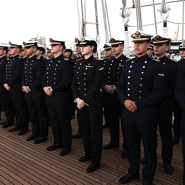 La princesa Leonor, en formación con sus compañeros guardamarinas, en la cubierta del buque Juan Sebastián Elcano. 