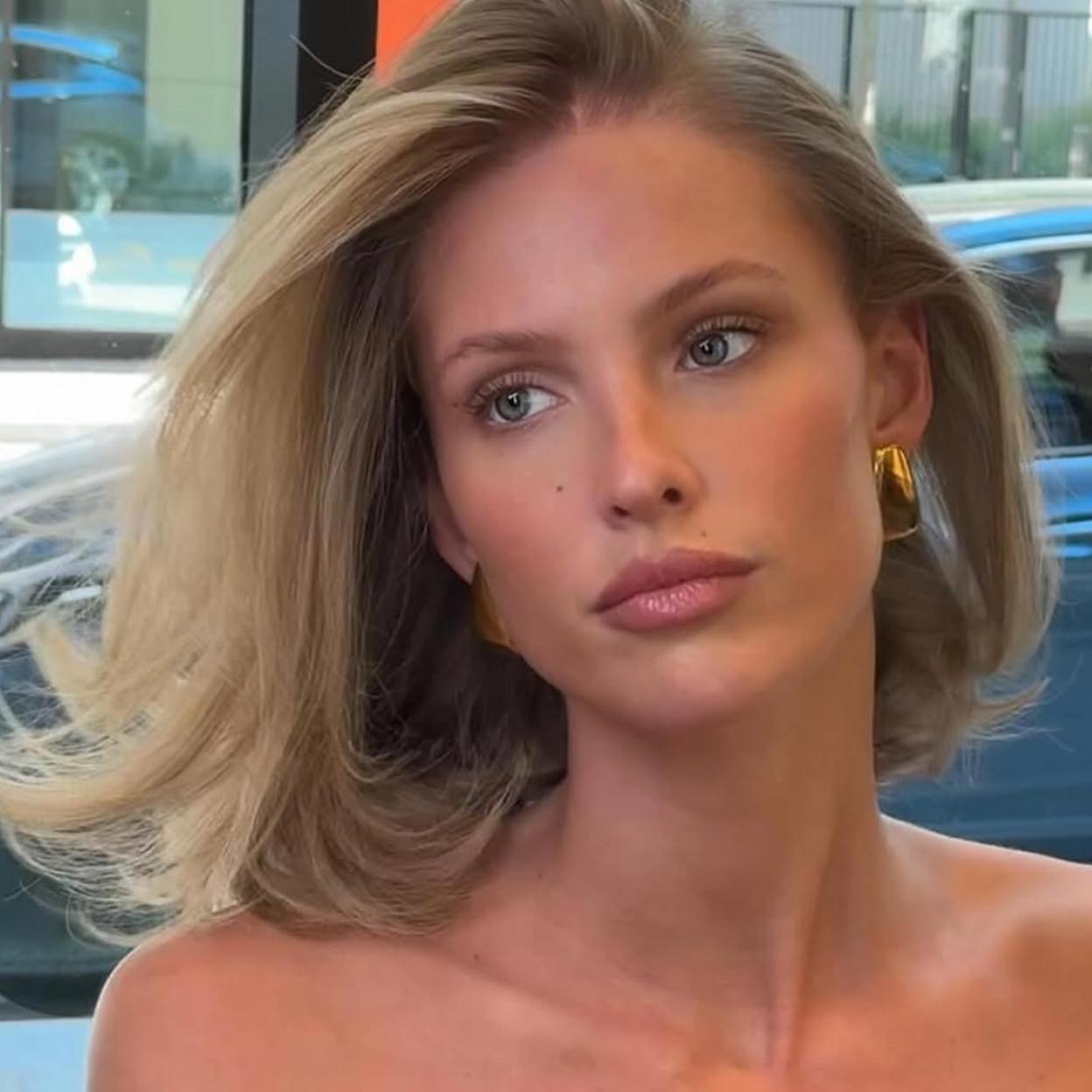 Modelo con mirada abierta