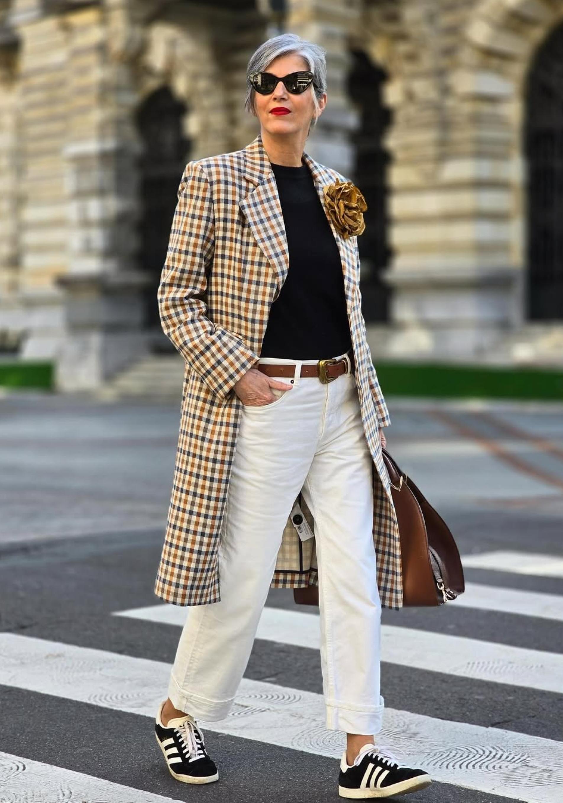 Influencer Silver con vaqueros blancos