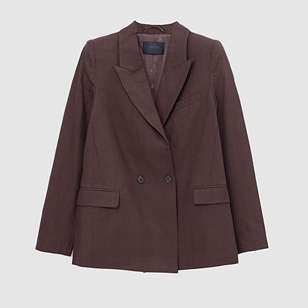 Imagen principal - El traje y los zapatos que llevó Kira Miró en La Revuelta.