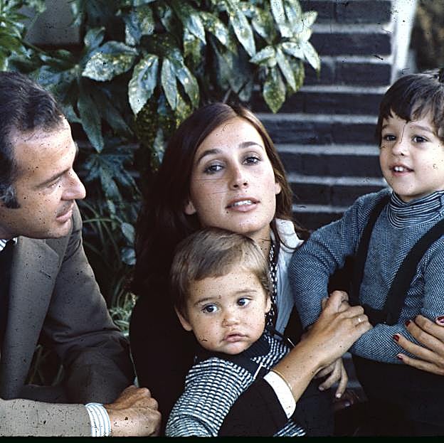 El duque de Cádiz, con Carmen Martínez-Bordiú y sus dos hijos: Francisco de Asís y Luis Alfonso de Borbón. 