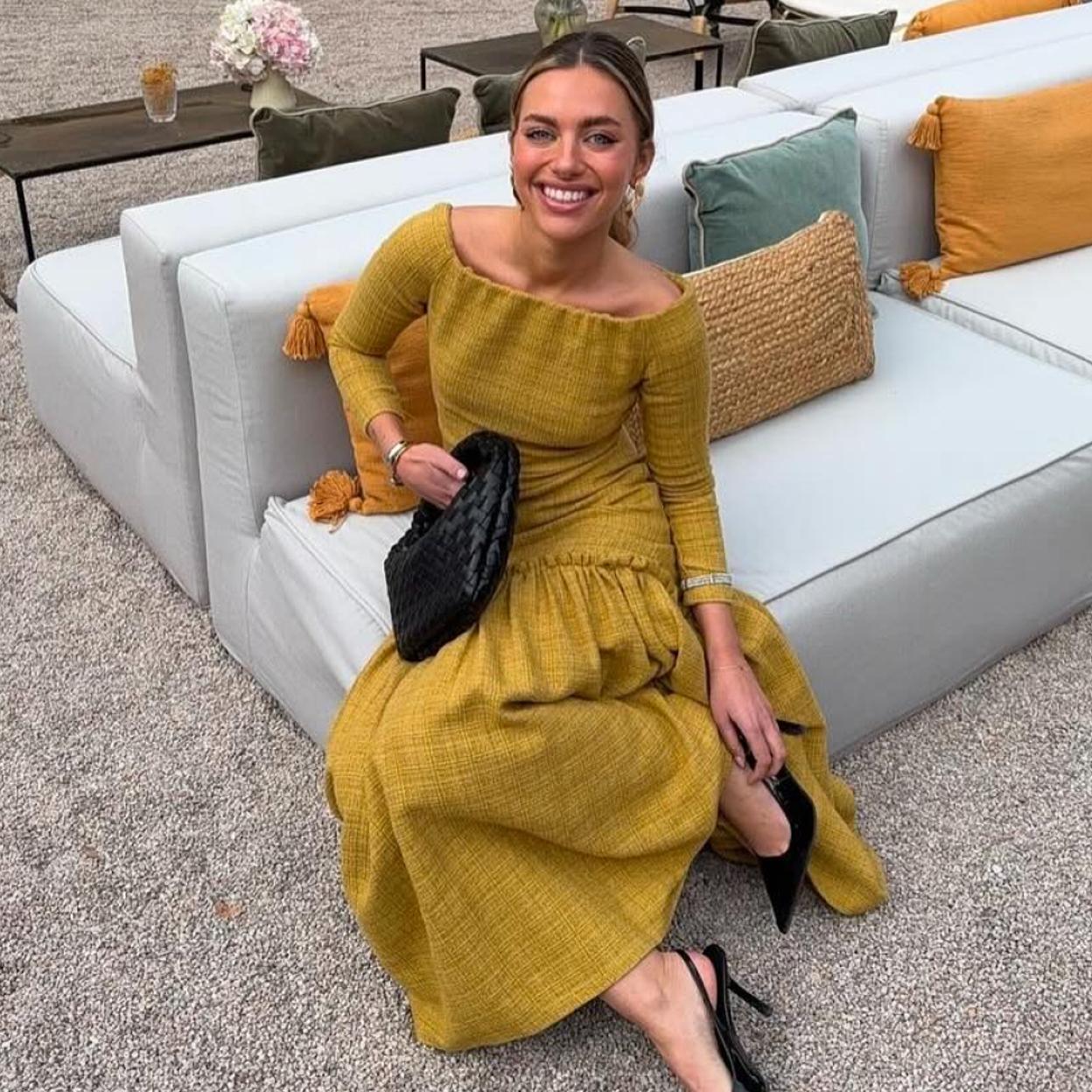 Una invitada con vestido verde de Coosy.