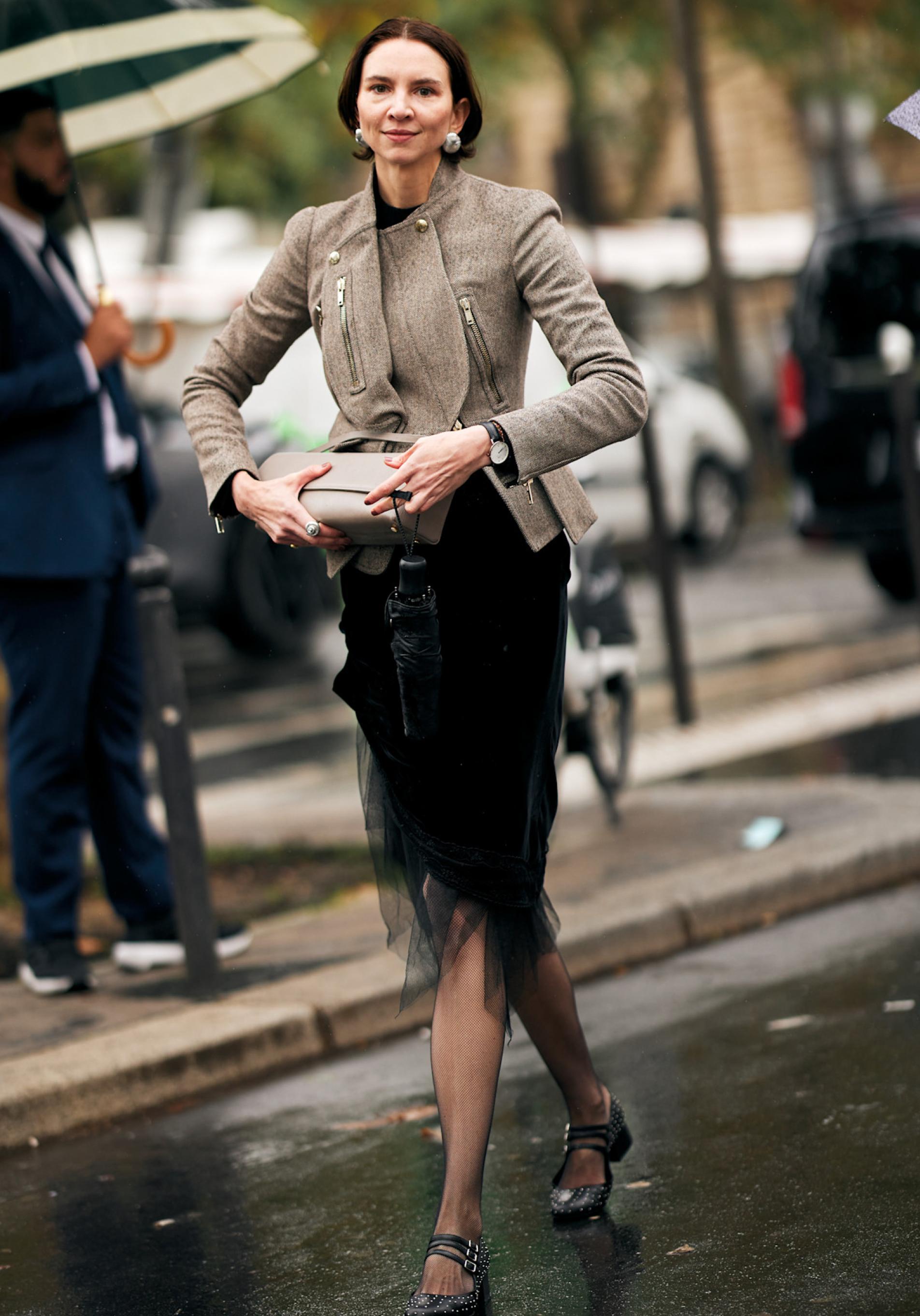 Mujer con falda negra midi 