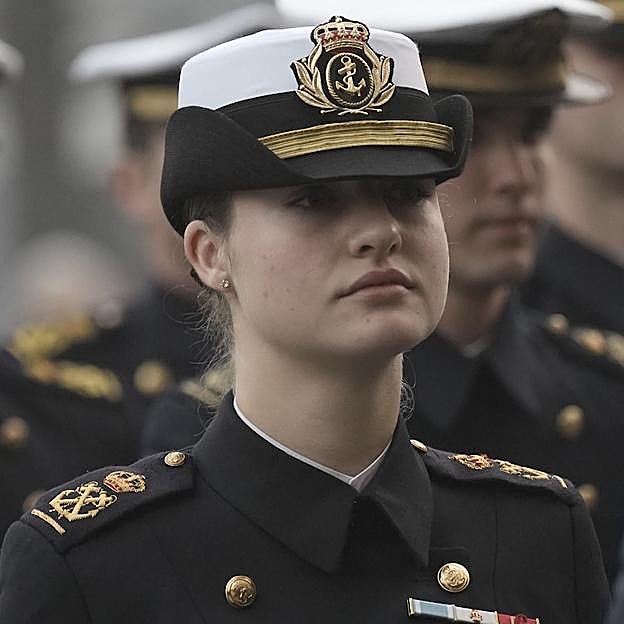 La princesa de Asturias, seria y concentrada, en el paseo por la ciudad de Cádiz. 