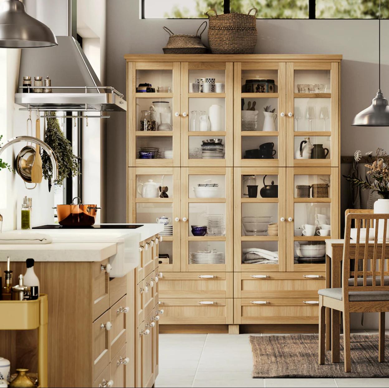 No apiles las tazas: el método de orden japonés para ordenar mejor tu cocina.