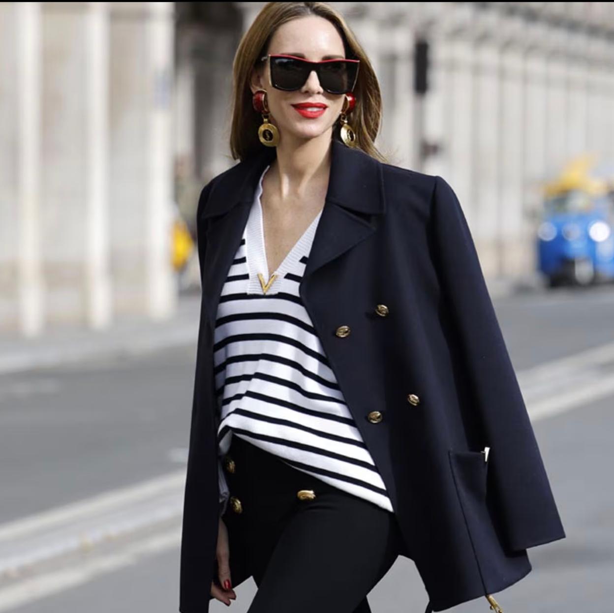 Un look de street style en París con con prendas marineras