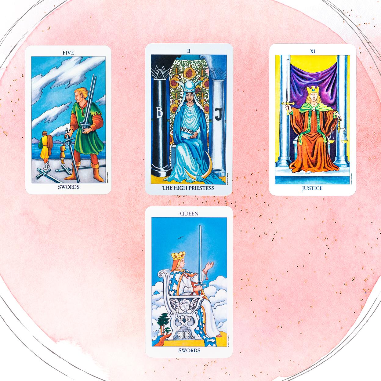Las cartas del Tarot: V de Espadas, La Suma (II), La Justicia (XI), Reina de Espadas. 