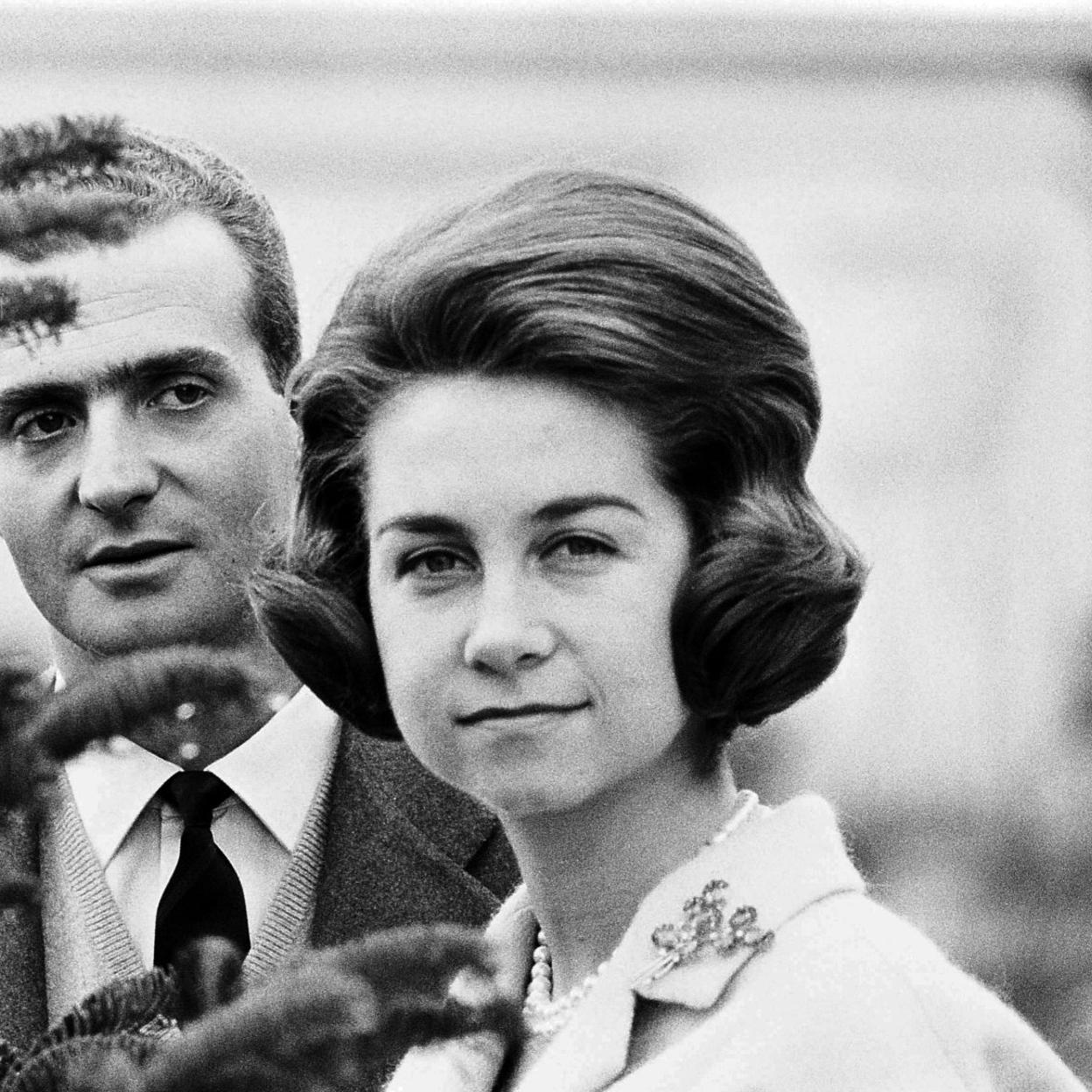 La reina Sofía con el rey Juan Carlos de fondo, fotografiados en Zarzuela el 14 de enero de 1964, dos años después de casarse. 
