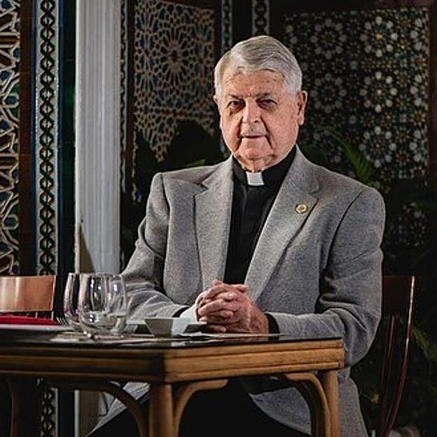 Muere Luis de Lezama, el cura íntimo de los Borbón que acompañó a la infanta Pilar en sus últimas horas