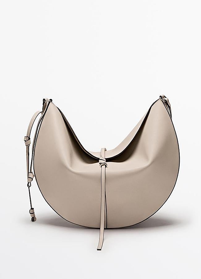 Imagen - Bolso media luna en blanco de Massimo Dutti.
