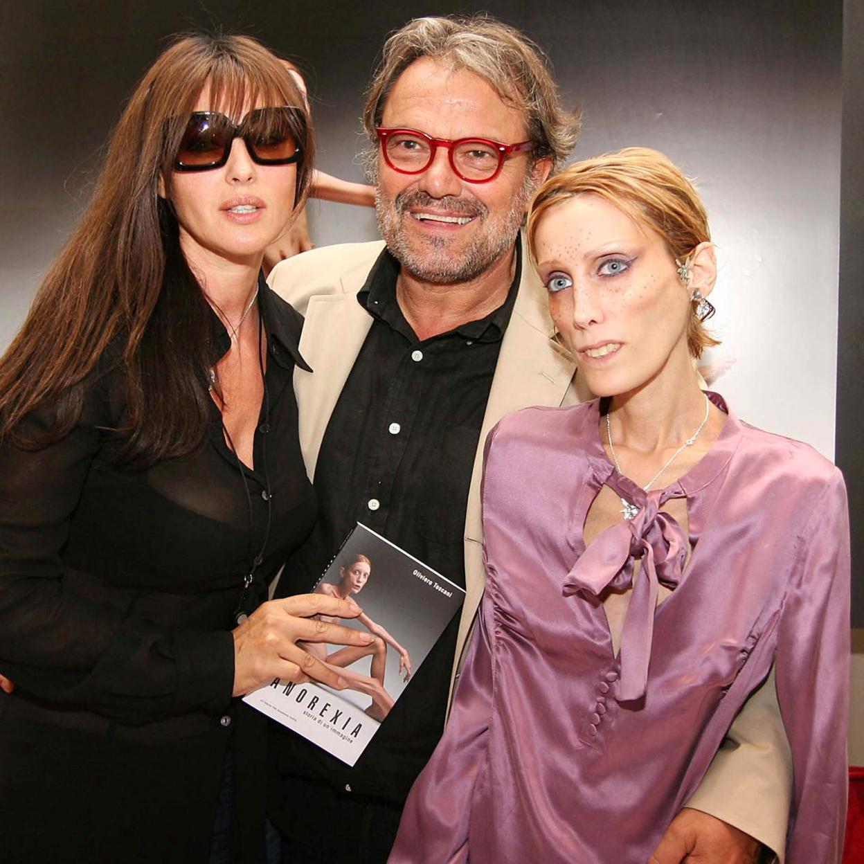 Oliviero Toscani con Mónica Bellucci y la actriz Isabelle Caro, que protagonizó una campaña de Benetton sobre la anorexia. 