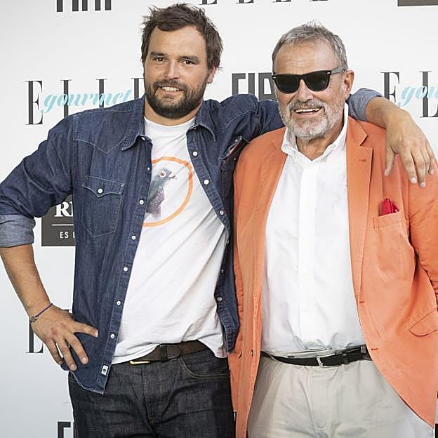 Oliviero Toscani, con su hijo, Rocco, en un evento. 