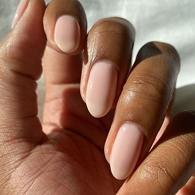 Manicura en tono de esmalte crema