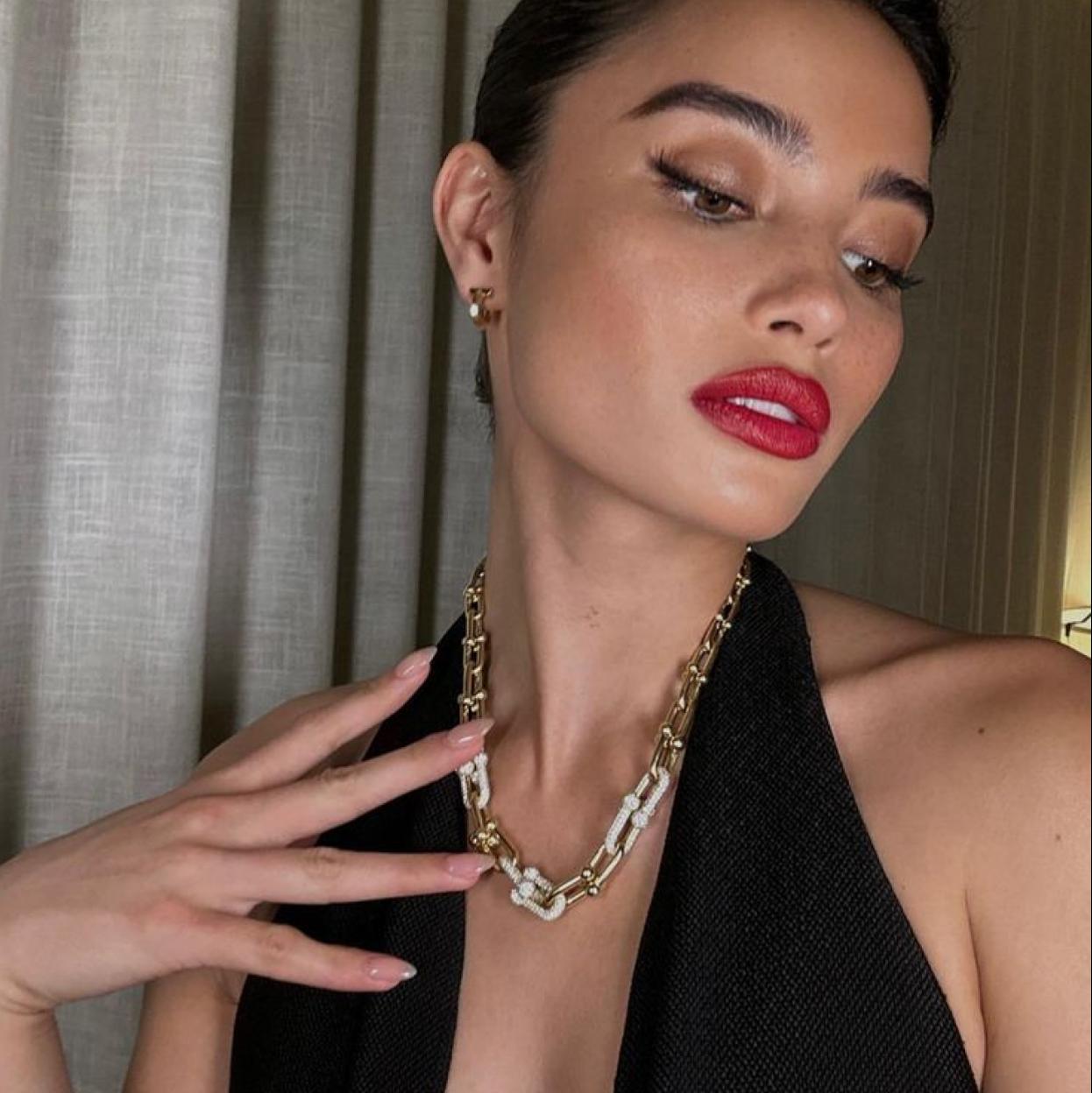 Modelo con manicura en tonos neutros