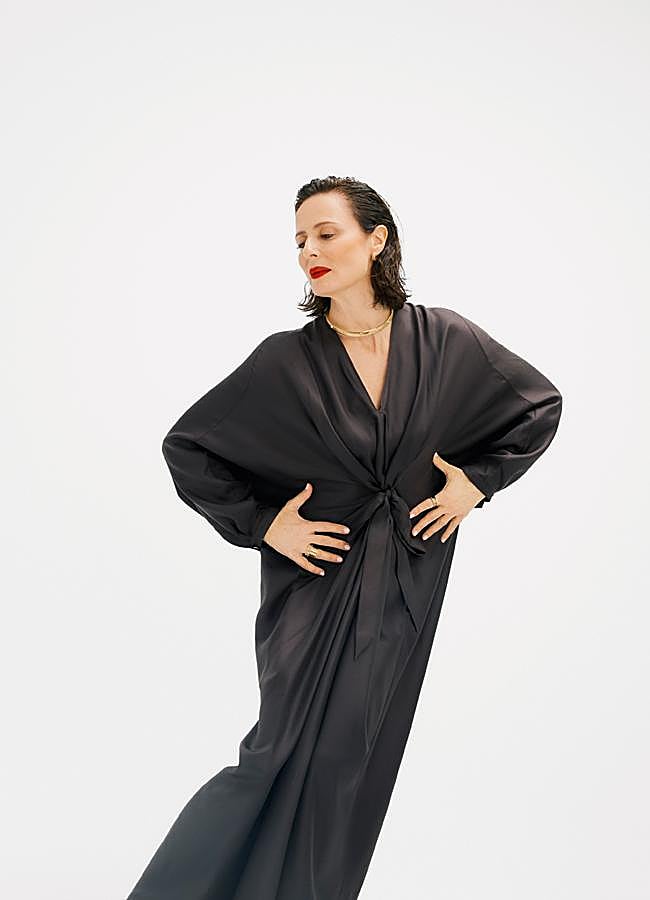 Imagen - Vestido caftán de Hermès. El collar Tubogas, en oro amarillo y pavé de diamantes; los pendientes B.zero1 rock, en oro amarillo y diamantes, y los anillos B.zero1 Rock, de oro y diamantes, son de Bulgari. FOTOGRAFÍA: ROSA COPADO /ESTILISMO: GRETA MACCHI / REALIZACIÓN: GERVASIO PÉREZ