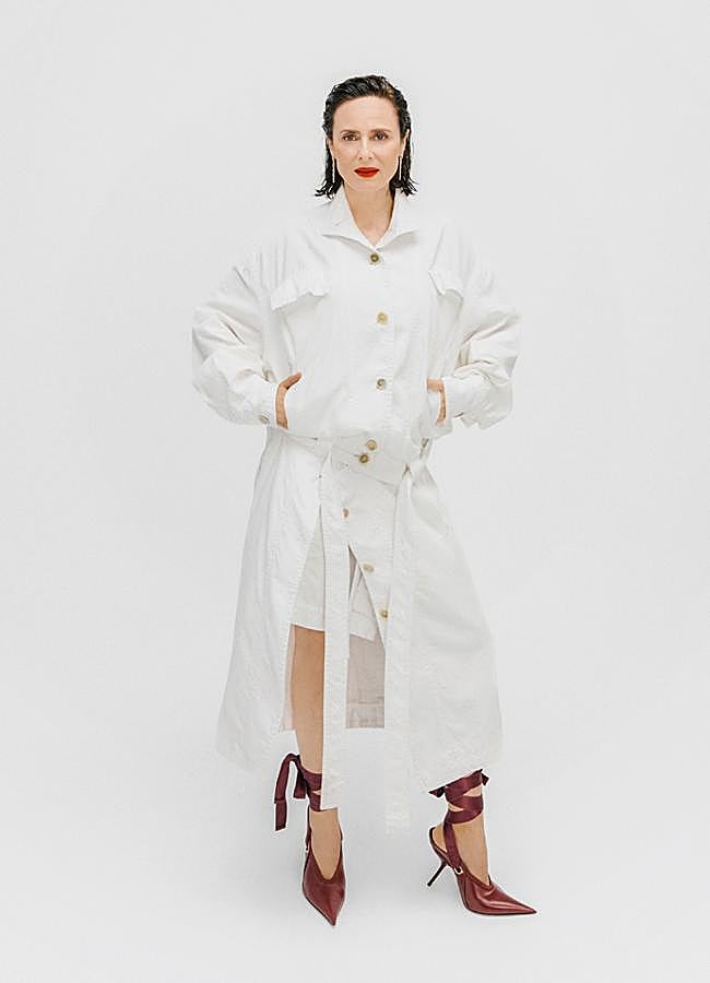 Imagen - Cazadora, falda y zapatos de Ferragamo; y pendientes B.zero1, en oro rosa y pavé de diamantes, de Bulgari. FOTOGRAFÍA: ROSA COPADO / ESTILISMO: GRETA MACCHI / REALIZACIÓN: GERVASIO PÉREZ