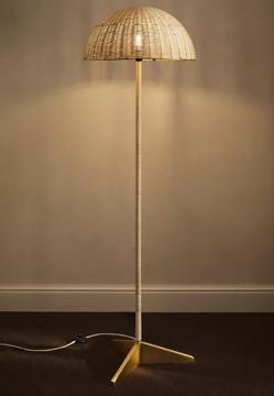 Imagen secundaria 2 - Cortinas de red rebajadas a 29.99 euros; lámpara de pie en ratán, 69.99 euros. Lámpara de mimbre con pie dorado, rebajada a 149 euros en Zara Home.