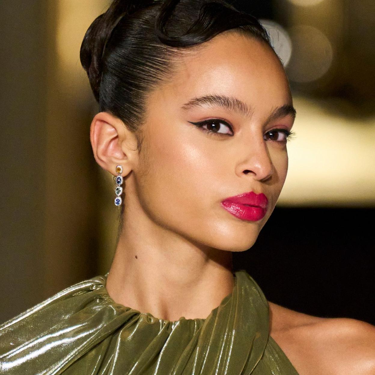 Modelo con barra de labios de lujo