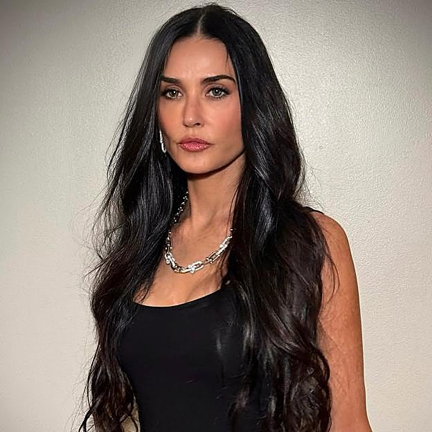Actriz Demi Moore con rostro cuidado
