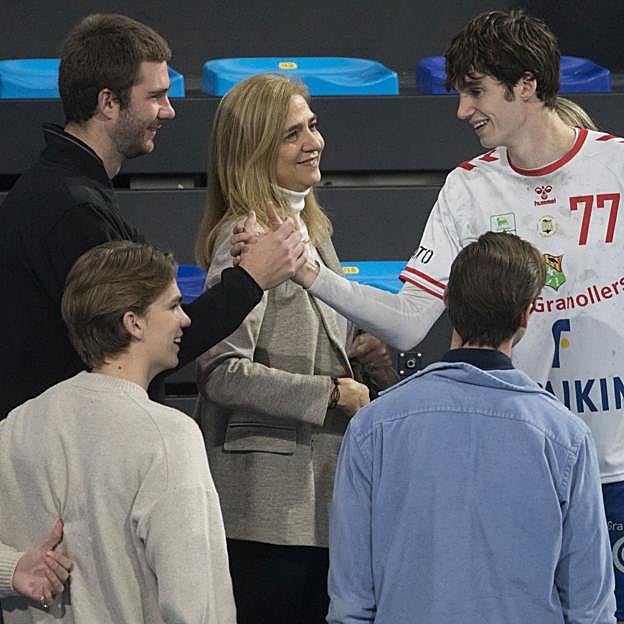 Si Iñaki Urdangarin no logra integrar a su nueva pareja con sus hijos, la infanta Cristina presume de excelente relación con los cuatro. 