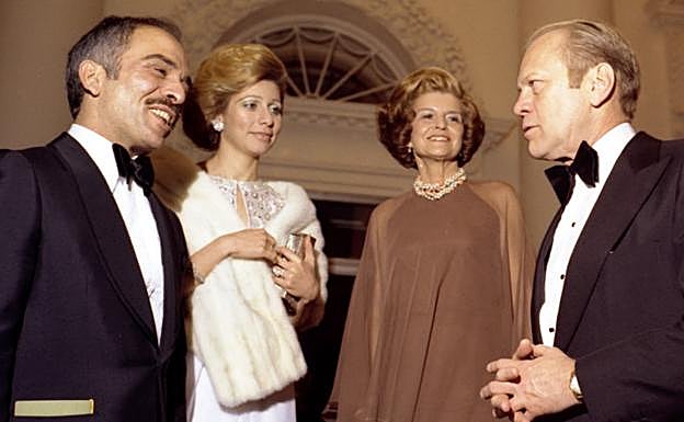 Los reyes Hussein y Alia de Jordania junto al presidente americano Gerald Ford y su esposa, en 1976. 