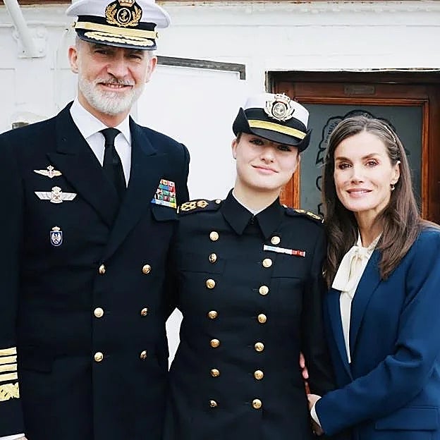 Felipe y Letizia junto a Leonor posan en su último día juntos en Cádiz. 