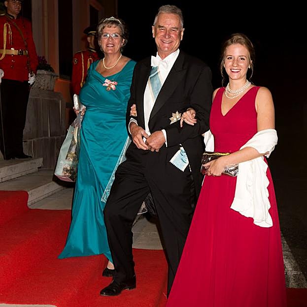 Leopoldine de Liecthtenstein con sus padres, en un evento de gala. 