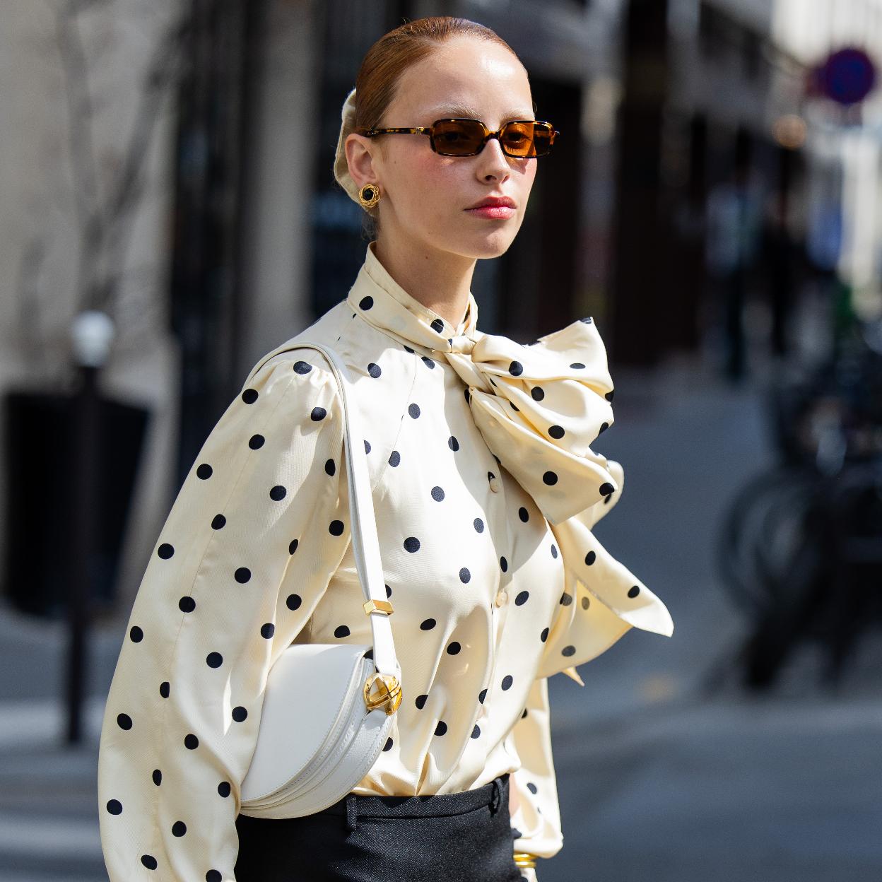 Look con blusa de lunares