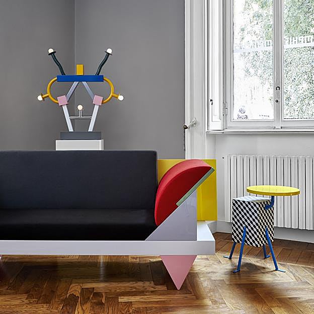 Imagen principal - Arriba, diseños del grupo Memphis original. Abajo, espacio de Jaime Jurado en Casadecor 2023 y mesa auxiliar de estilo Memphis de Westwing.