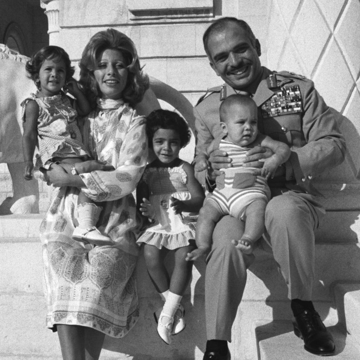 Los reyes Hussein y Alia de Jordania, con sus hijos. 