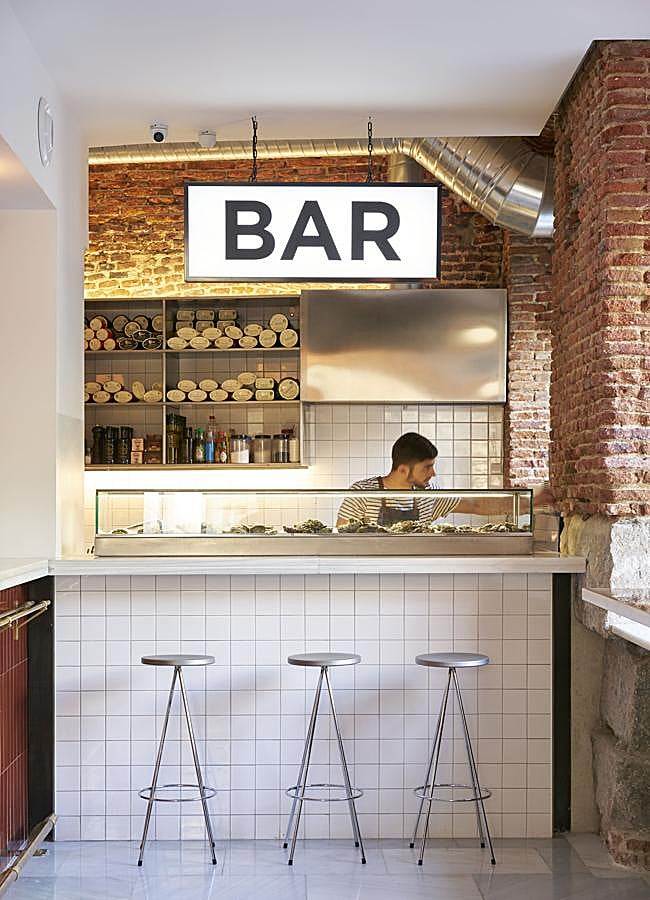 Imagen - La barra de Ostras Pedrín, uno de los locales recomendados por Dani Roca para tomar algo por el barrio de Chamberí. / DR