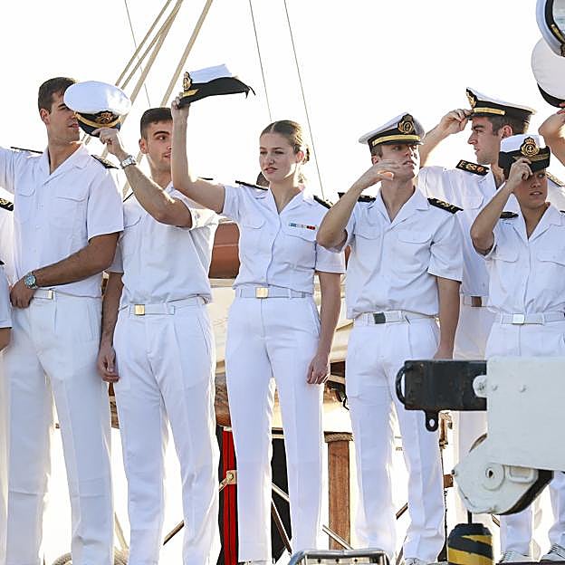 La princesa y el resto de guardamarinas, a su llegada a Tenerife. 