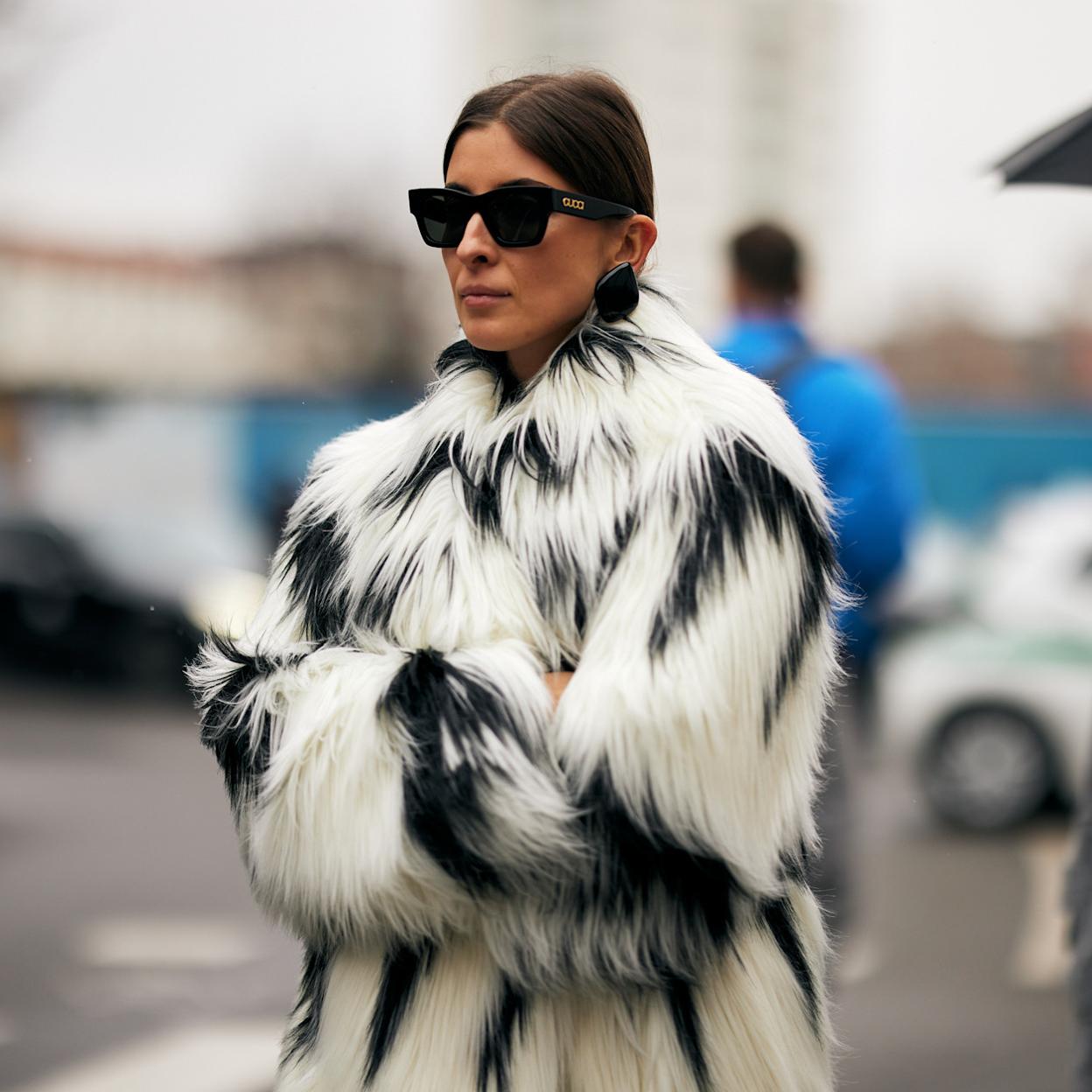 Mujer con abrigo de pelo