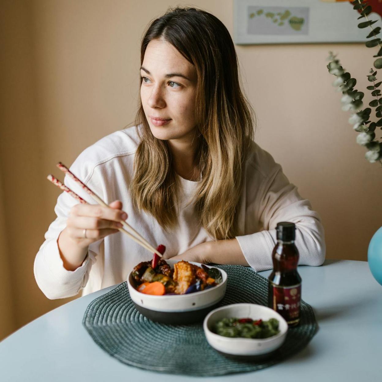 La experta recomienda cenar solo proteínas pero dos días por semana. 